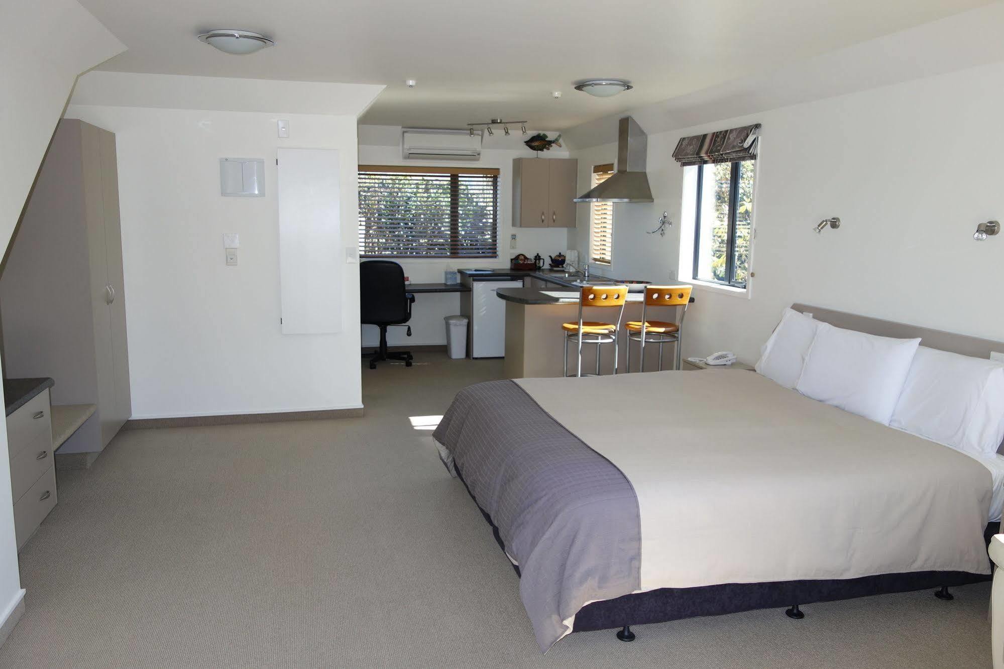 Avalon Manor Motel Motueka Bagian luar foto